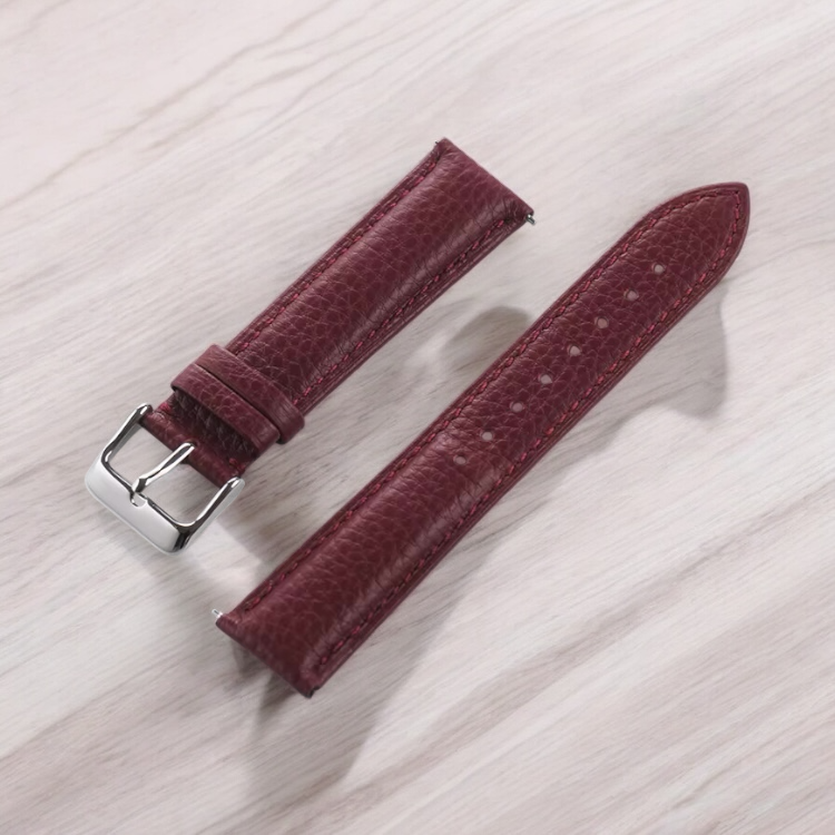 Rallé Watch Leather Band (20mm) - Close-up detail of leather grain showing refined craftsmanship.